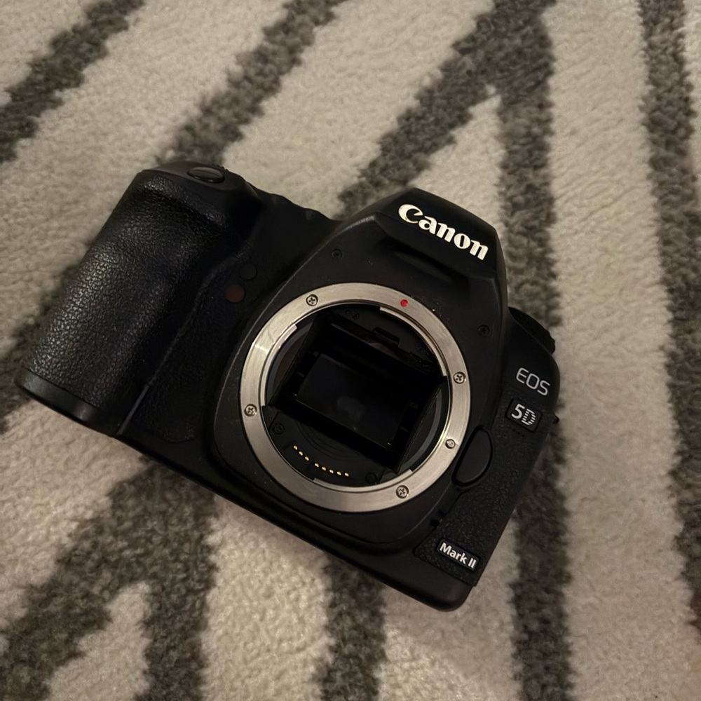 Canon 5D Mark II DSLR Digitalal Camera